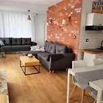 Marynarska 49 *